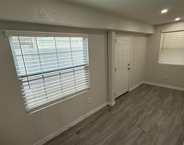 37542 Eiland Unit#b Boulevard - Photo Thumbnail 13