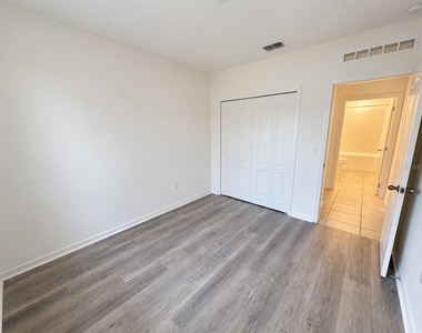 560 Walnut Avenue - Photo Thumbnail 16