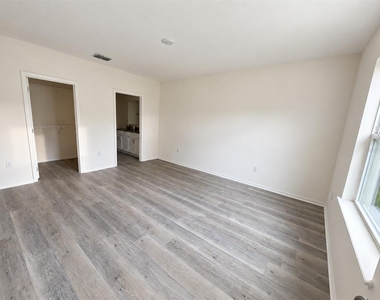 560 Walnut Avenue - Photo Thumbnail 12