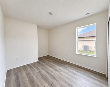 560 Walnut Avenue - Photo Thumbnail 19
