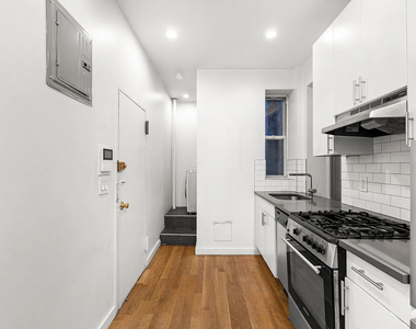 255 West 15th Street - Photo Thumbnail 3