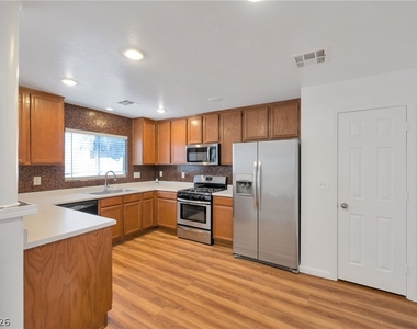 8217 Time Machine Avenue - Photo Thumbnail 7