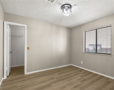 5576 W Rochelle Avenue - Photo Thumbnail 17