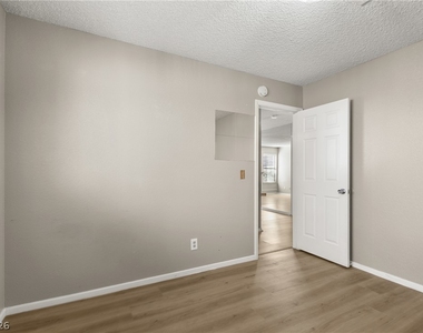 5576 W Rochelle Avenue - Photo Thumbnail 19