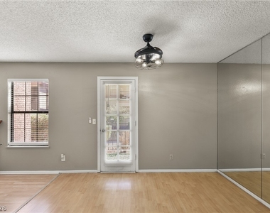 5576 W Rochelle Avenue - Photo Thumbnail 12