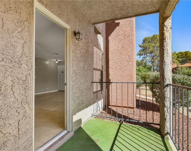 5576 W Rochelle Avenue - Photo Thumbnail 16