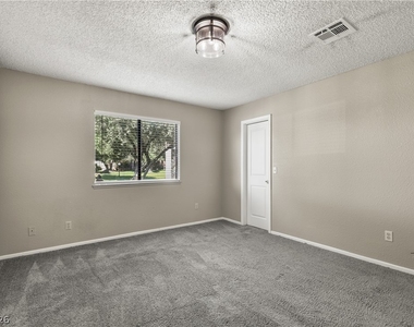 5576 W Rochelle Avenue - Photo Thumbnail 24