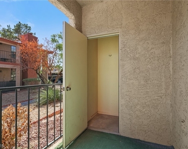 5576 W Rochelle Avenue - Photo Thumbnail 15