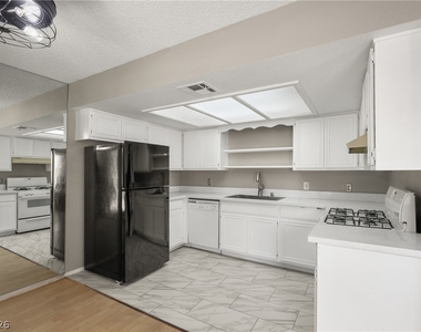 5576 W Rochelle Avenue - Photo Thumbnail 9