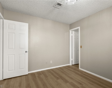 5576 W Rochelle Avenue - Photo Thumbnail 18