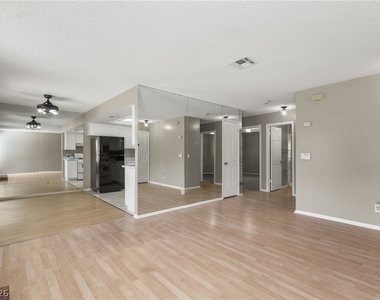 5576 W Rochelle Avenue - Photo Thumbnail 6