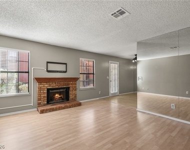 5576 W Rochelle Avenue - Photo Thumbnail 2