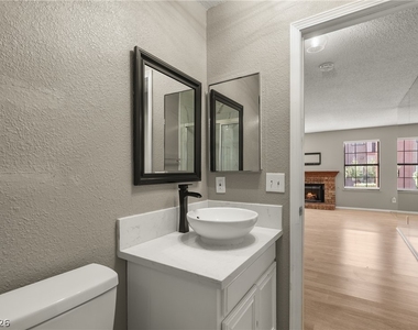 5576 W Rochelle Avenue - Photo Thumbnail 22