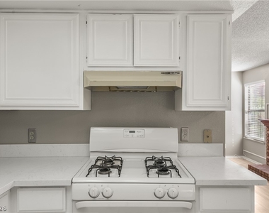5576 W Rochelle Avenue - Photo Thumbnail 11