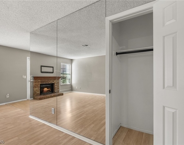 5576 W Rochelle Avenue - Photo Thumbnail 3