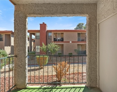 5576 W Rochelle Avenue - Photo Thumbnail 14