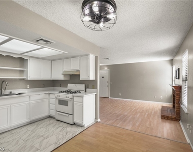 5576 W Rochelle Avenue - Photo Thumbnail 8