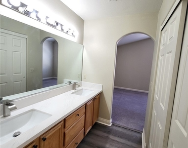8236 W Rochelle Avenue - Photo Thumbnail 18