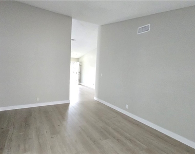 224 Lindy Drive - Photo Thumbnail 7