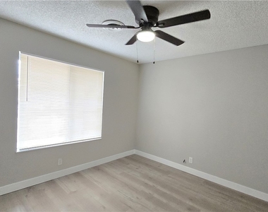 224 Lindy Drive - Photo Thumbnail 14