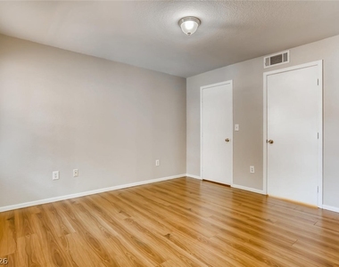 555 E Silverado Ranch Boulevard - Photo Thumbnail 14