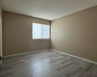 4004 Elkridge Drive - Photo Thumbnail 2