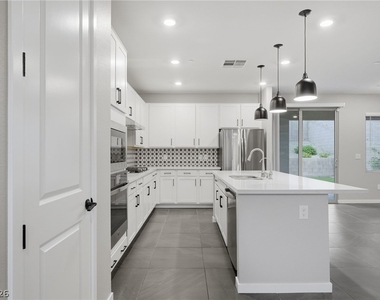 169 Medianoche Street - Photo Thumbnail 10