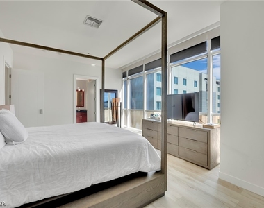 4575 Dean Martin Drive - Photo Thumbnail 7