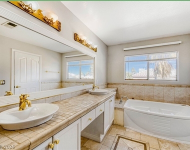 7842 W Gilmore Avenue - Photo Thumbnail 6