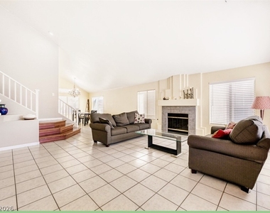 7842 W Gilmore Avenue - Photo Thumbnail 5