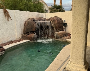 7842 W Gilmore Avenue - Photo Thumbnail 3