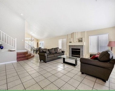 7842 W Gilmore Avenue - Photo Thumbnail 9