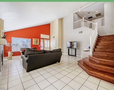 7842 W Gilmore Avenue - Photo Thumbnail 10