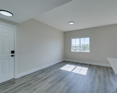 3400 Cabana Drive - Photo Thumbnail 7