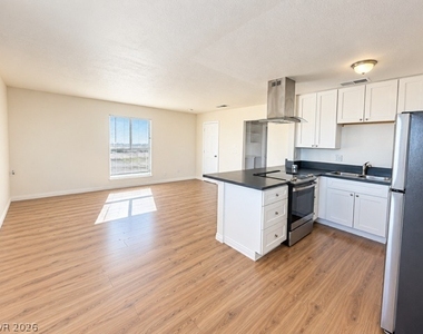 803 N Major Avenue - Photo Thumbnail 2
