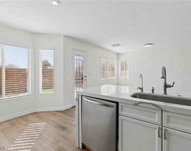 548 Aspen Leaf Street - Photo Thumbnail 19