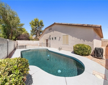 9613 Cherry Canyon Avenue - Photo Thumbnail 5