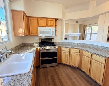 8010 Arcadian Lane - Photo Thumbnail 6