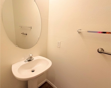 8010 Arcadian Lane - Photo Thumbnail 7