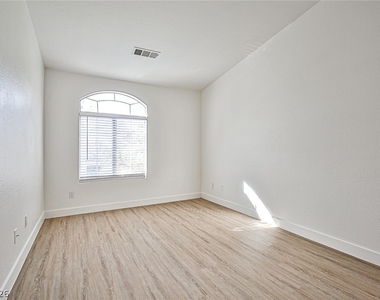 5586 Stomping Boots Avenue - Photo Thumbnail 10