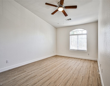 5586 Stomping Boots Avenue - Photo Thumbnail 12