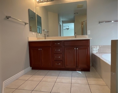 1825 Arch Stone Avenue - Photo Thumbnail 9
