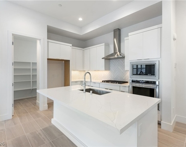 647 Spotted Falcon Street - Photo Thumbnail 8
