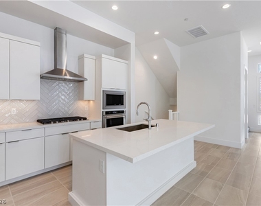 647 Spotted Falcon Street - Photo Thumbnail 7