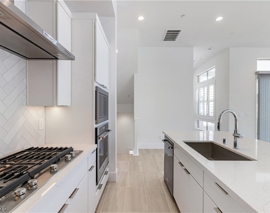 647 Spotted Falcon Street - Photo Thumbnail 11