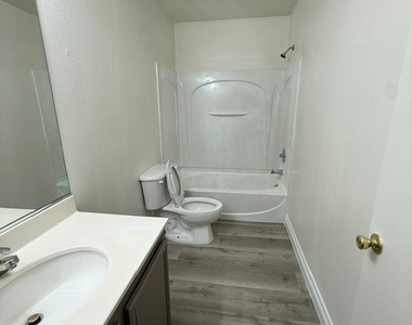 8012 Dutch Villas Street - Photo Thumbnail 15