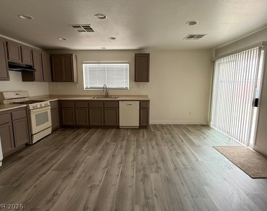 8012 Dutch Villas Street - Photo Thumbnail 5