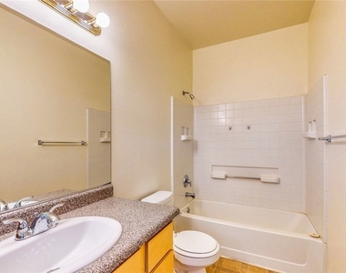 4915 E Russell Road - Photo Thumbnail 11