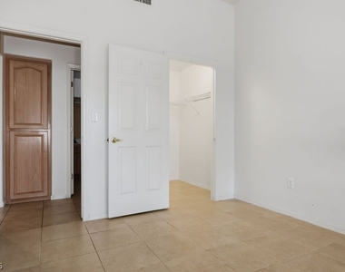 10129 Cresent Creek Drive - Photo Thumbnail 30