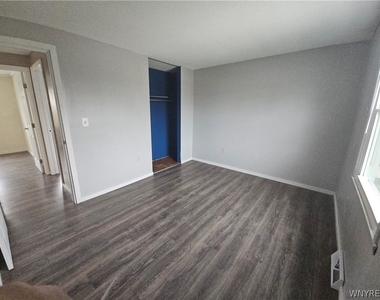 47 W Toulon Drive - Photo Thumbnail 8